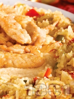 Ароматно панирано пилешко месо с ориз и зеленчуци - снимка на рецептата